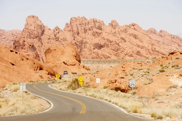 A kanyargós út sivatagon keresztül teherautó — Stock Fotó