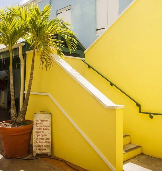 Yellow Stairs by Souvenier Stand — Stock Photo, Image