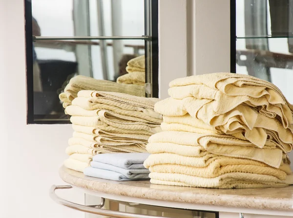 Gele handdoeken op een teller — Stockfoto