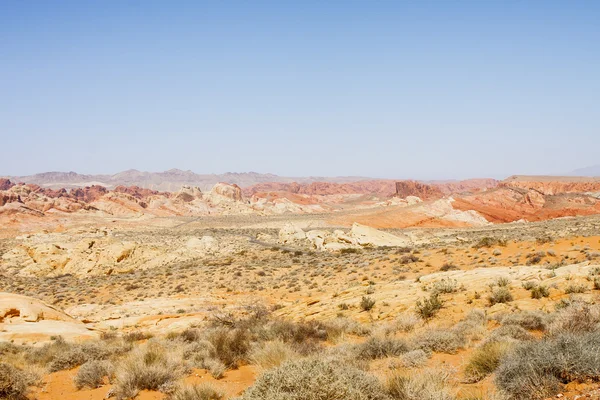 Estrada distante no deserto colorido — Fotografia de Stock