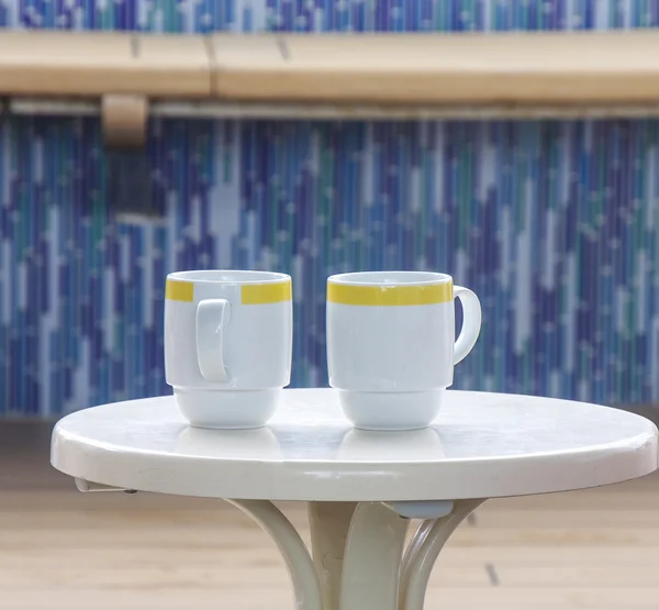 Två kaffe koppar på vitt bord — Stockfoto