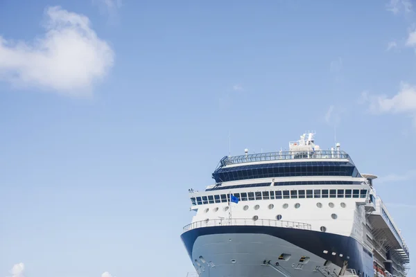 Weiß-blaues Kreuzfahrtschiff unter geschwollenen Wolken — Stockfoto
