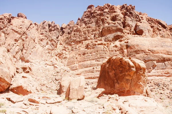Erosion in roten Felshügeln — Stockfoto
