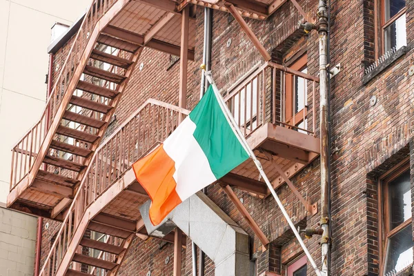 Ирландский флаг на зданиях из старого красного кирпича — стоковое фото