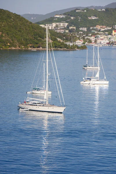Vier weiße Segelboote in blauer Bucht — Stockfoto
