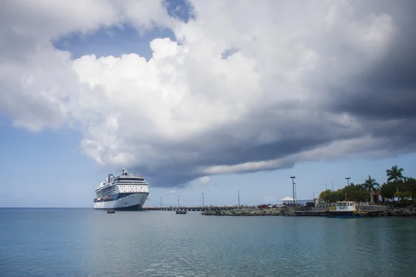 Navio de cruzeiro azul e branco sob céus tropicais — Fotografia de Stock