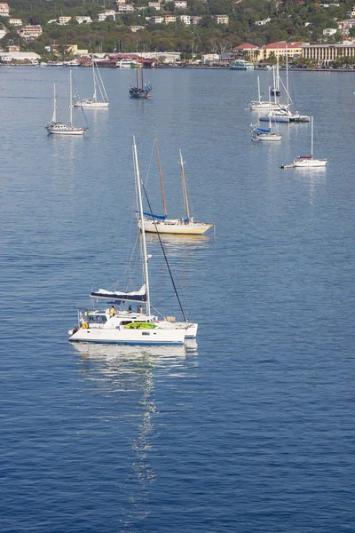 Barche a vela di lusso in Blue Water — Foto Stock