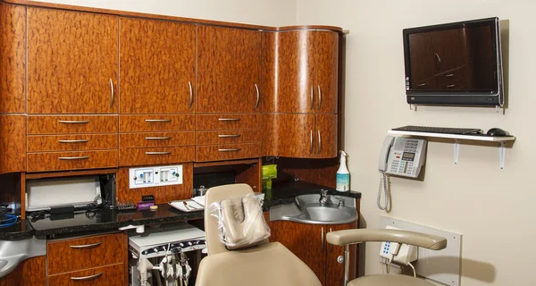 Gabinetes de madera en la oficina del dentista — Foto de Stock