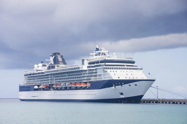 Blauw en wit cruiseschip gebonden aan pier onder cluds — Stockfoto