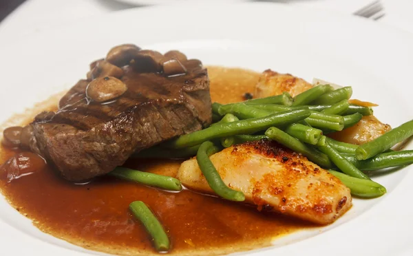 Steak mit Pilzsoße und Gemüse — Stockfoto
