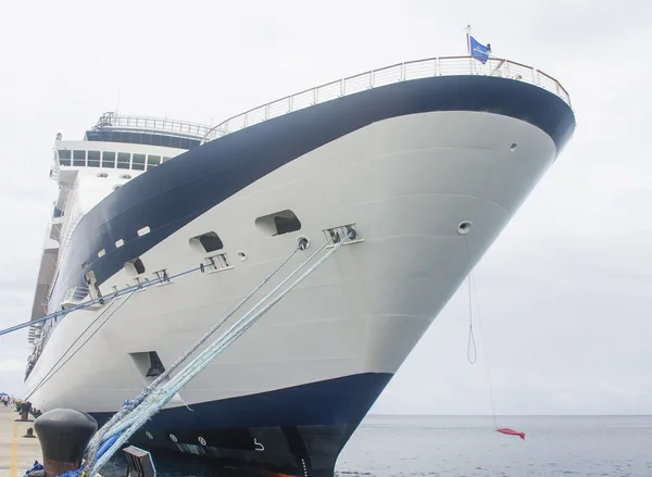 Modré a bílé výletní loď s modrými lana — Stock fotografie