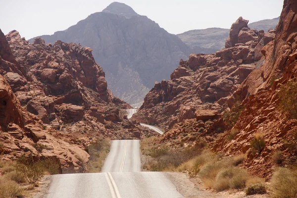 Camino que rueda a través de los cañones de roca roja — Foto de Stock
