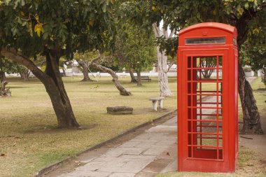 kırmızı telefon kulübesinde Parkı