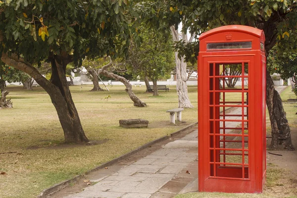 在公共公园的红色电话亭 — 图库照片