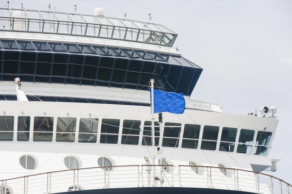 Most statków z Błękitną Flagą — Zdjęcie stockowe