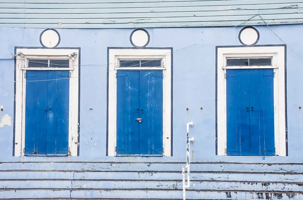 A kék épület három kék ajtó — Stock Fotó