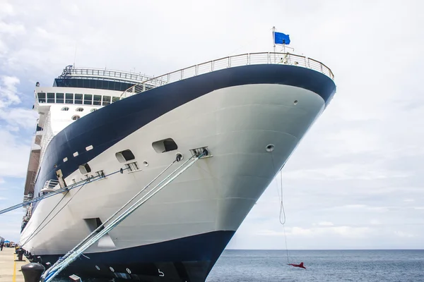 Enorme navio de cruzeiro azul e branco amarrado ao cais — Fotografia de Stock