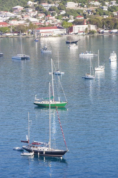Blaue und grüne Segelboote in der Bucht — Stockfoto
