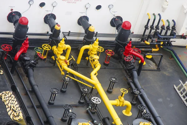 Amarelo preto e vermelho tubos industriais — Fotografia de Stock