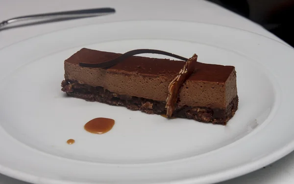 Шоколадний десерт з карамельним соусом — стокове фото