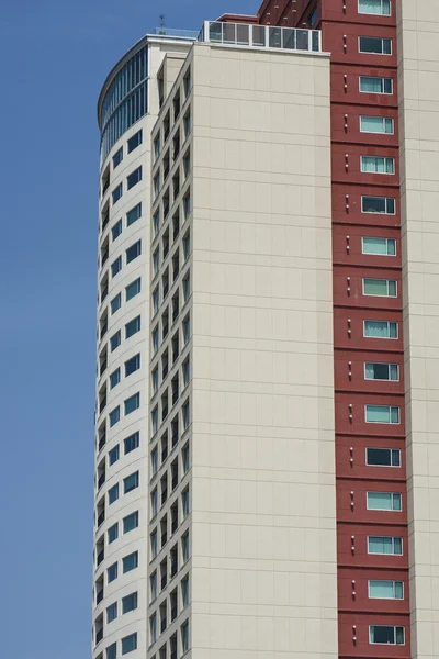 Современная высотная кондо-башня на голубом небе — стоковое фото