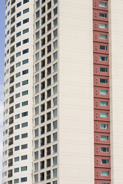 Torre condominiale beige e rossa con balconi — Foto Stock