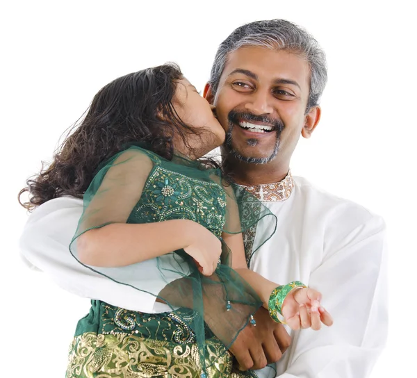 Szczęśliwy indyjski córka całuje jej ojciec — Zdjęcie stockowe