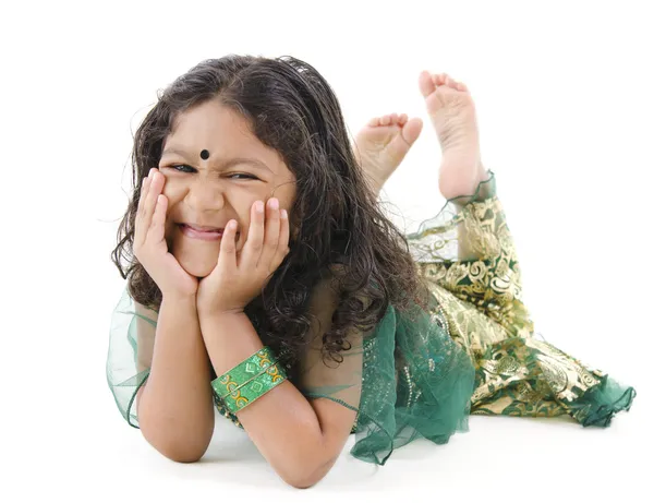 Kleines indisches Mädchen auf dem Boden liegend — Stockfoto