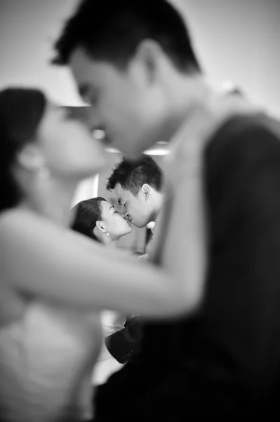 Noivo dançante e noiva — Fotografia de Stock