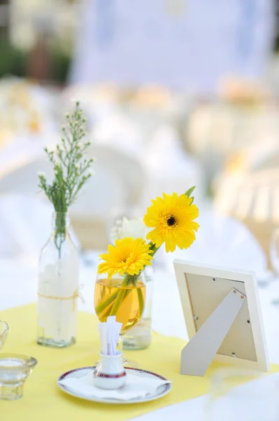 Настройка свадебного стола — стоковое фото