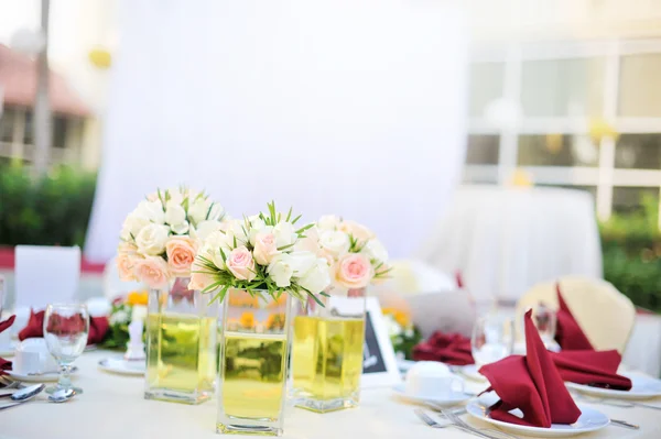 Свадебный стол на открытом воздухе — стоковое фото