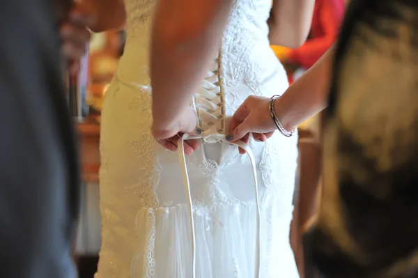 Brautkleid wird zusammengebunden — Stockfoto