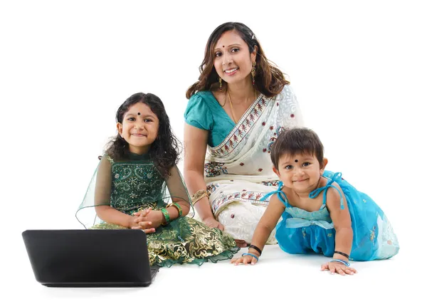 Tradiční indická rodina s notebookem — Stock fotografie