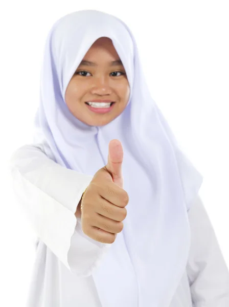 Tummen upp muslimska tonåring — Stockfoto