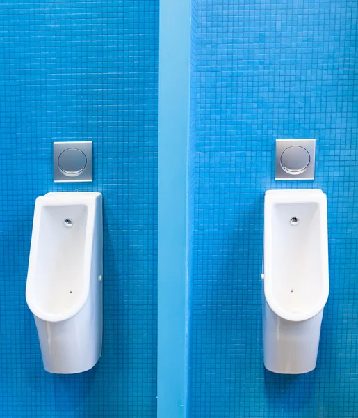 Herrentoilette in modernem Gebäude in öffentlicher Toilette — Stockfoto