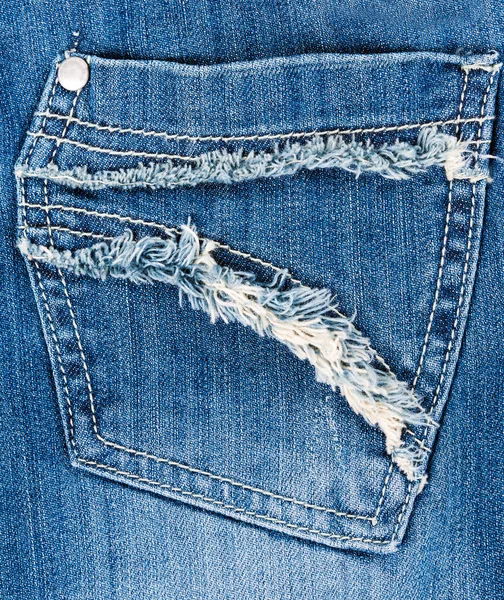 Карманный крупный план в синих джинсах — стоковое фото