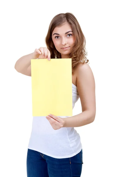 Милая девушка показывает чистый лист А4 желтого цвета — стоковое фото