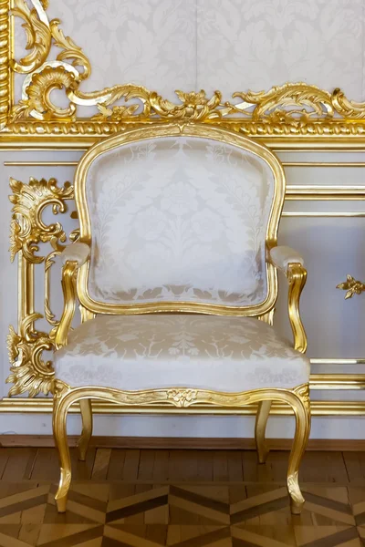 Antica sedia dorata — Foto Stock