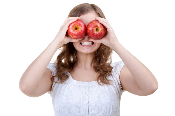 Женщина держит два красных яблока для глаз — стоковое фото