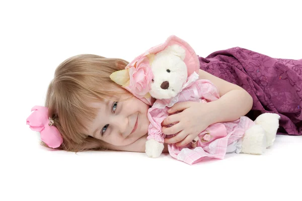 Een klein meisje 4 jaar oud met een beer pluche speelgoed — Stockfoto