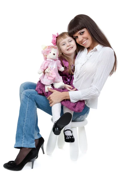 Mãe e filha sentadas em uma cadeira — Fotografia de Stock