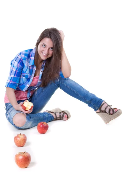 Krásná dívka v džínách s červenými jablky — Stock fotografie