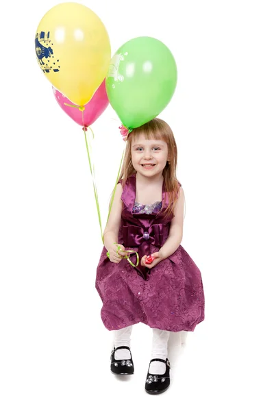 Повна ізольована студійна картина від маленької дівчинки з повітряними кулями — стокове фото