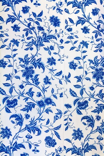 Motif floral bleu sur le papier peint — Photo