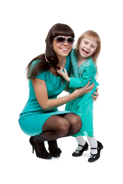 母亲和年幼的女儿抱着画像 — 图库照片