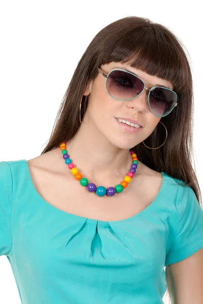 Porträt einer sexy Frau mit Sonnenbrille vor weißem Hintergrund — Stockfoto