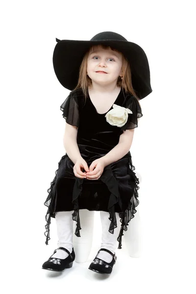 Маленька мила дівчинка відчула капелюх — стокове фото