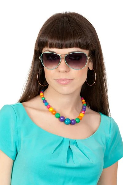 Porträt einer attraktiven jungen Frau mit Sonnenbrille. — Stockfoto