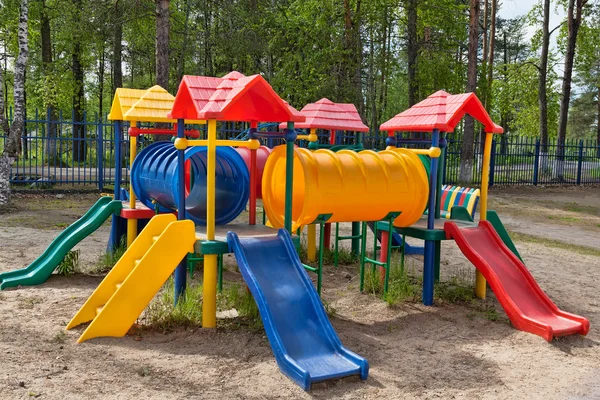 Parque infantil colorido en el parque —  Fotos de Stock