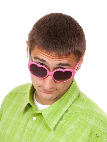 Retrato de un hombre en gafas de sol rosas divertido — Foto de Stock